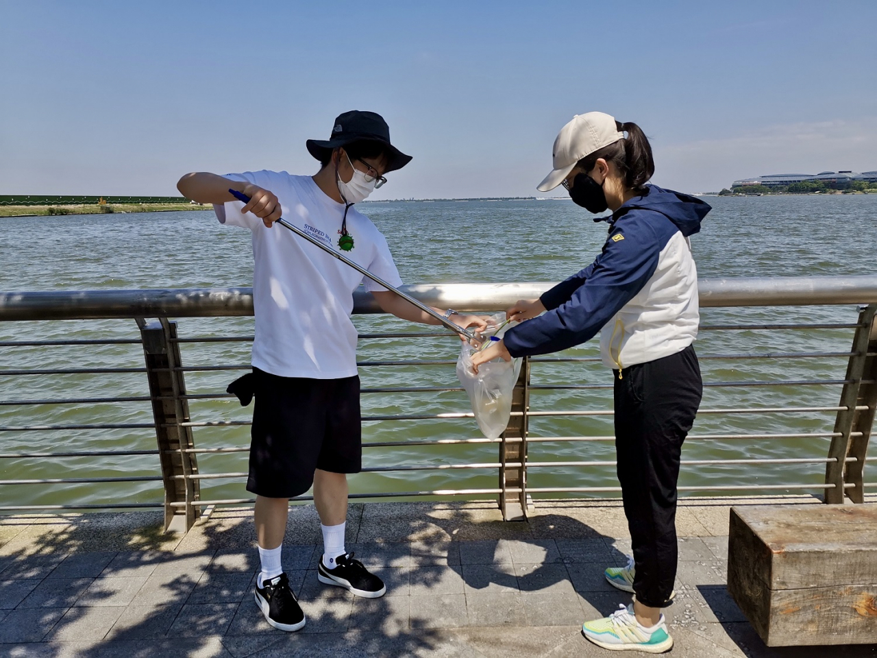 지난 6월말 SK종합화학 중국투자관리실 구성원들이 사업장 인근 바다에서 진행된 ‘산해진미’ 플로깅 활동에 참여했다. [SK이노베이션 제공]