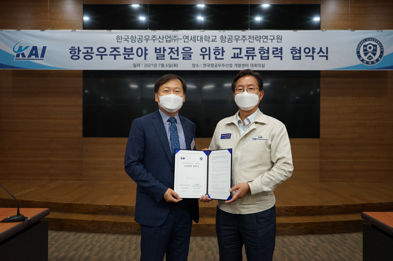 KAI-연세대의 항공우주분야 발전을 위한 교류협력 협약식. 왼쪽부터 조형희 연세대 항공우주전략연구원장, 김형준 KAI 부사장. [KAI 제공]
