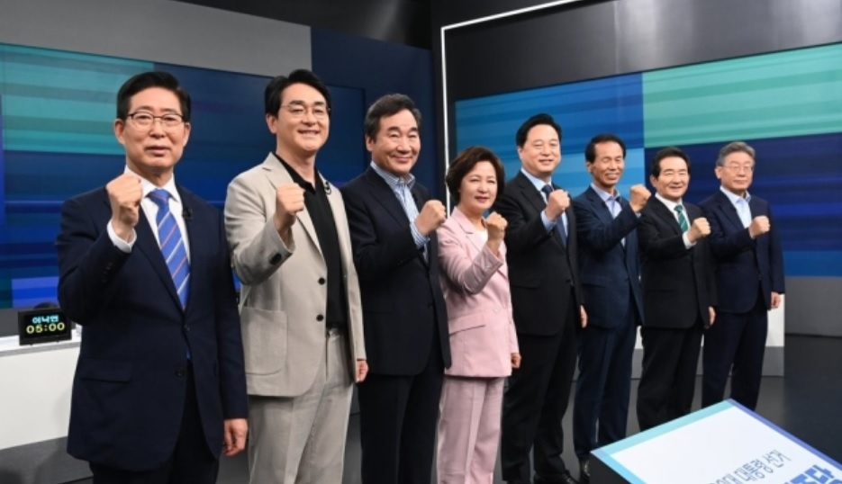 더불어민주당 대선 예비경선 후보인 이재명(오른쪽 부터), 정세균, 최문순, 김두관, 추미애, 이낙연, 박용진, 양승조 후보가 지난 5일 서울 마포구 JTBC 스튜디오에서 열린 합동 TV토론에 앞서 기념촬영을 하고 있다.[국회사진기자단]