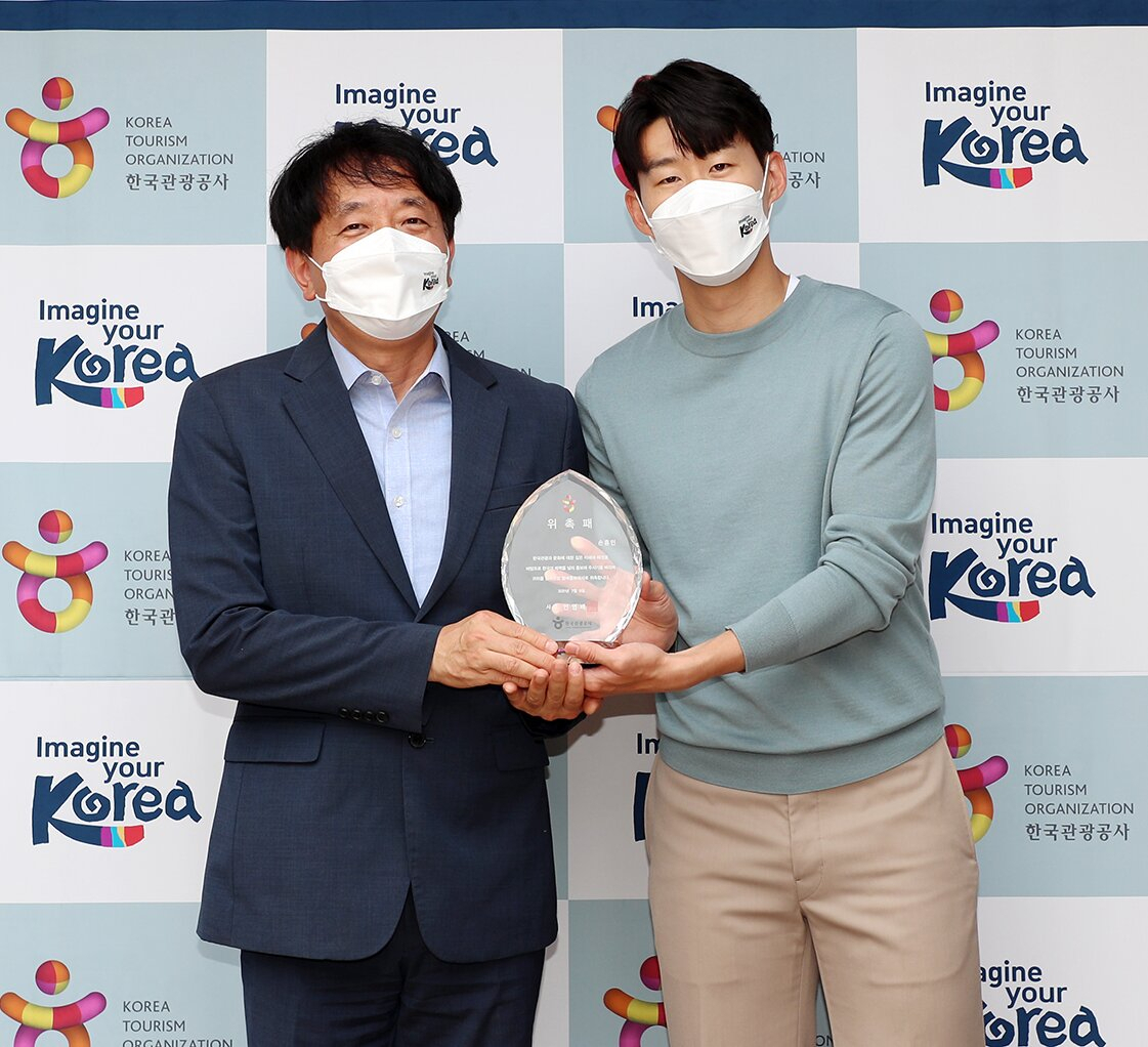 손흥민 선수가 한국관광 명예 홍보대사로 위촉된뒤 안영배(왼쪽) 한국관광공사 사장과 기념촬영을 하고 있다.