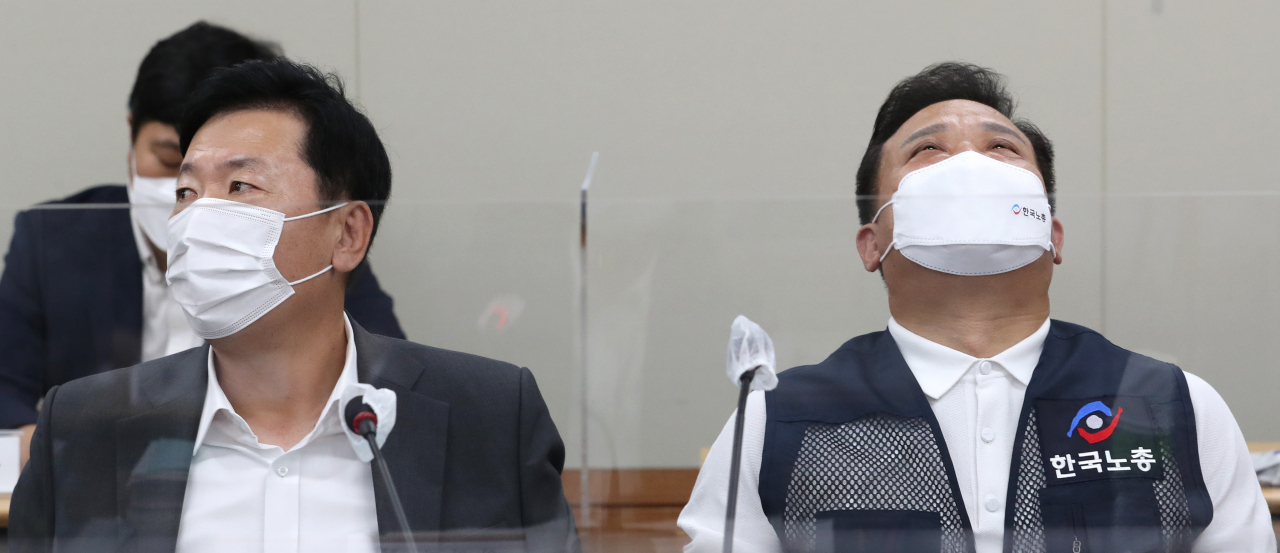 6일 오후 세종시 정부세종청사 최저임금위원회 회의실에서 열린 7차 전원회의에서 사용자위원인 류기정 경총 전무(왼쪽)과 근로자위원인 이동호 한국노총 사무총장이 고민하는 표정을 짓고 있다. [연합]