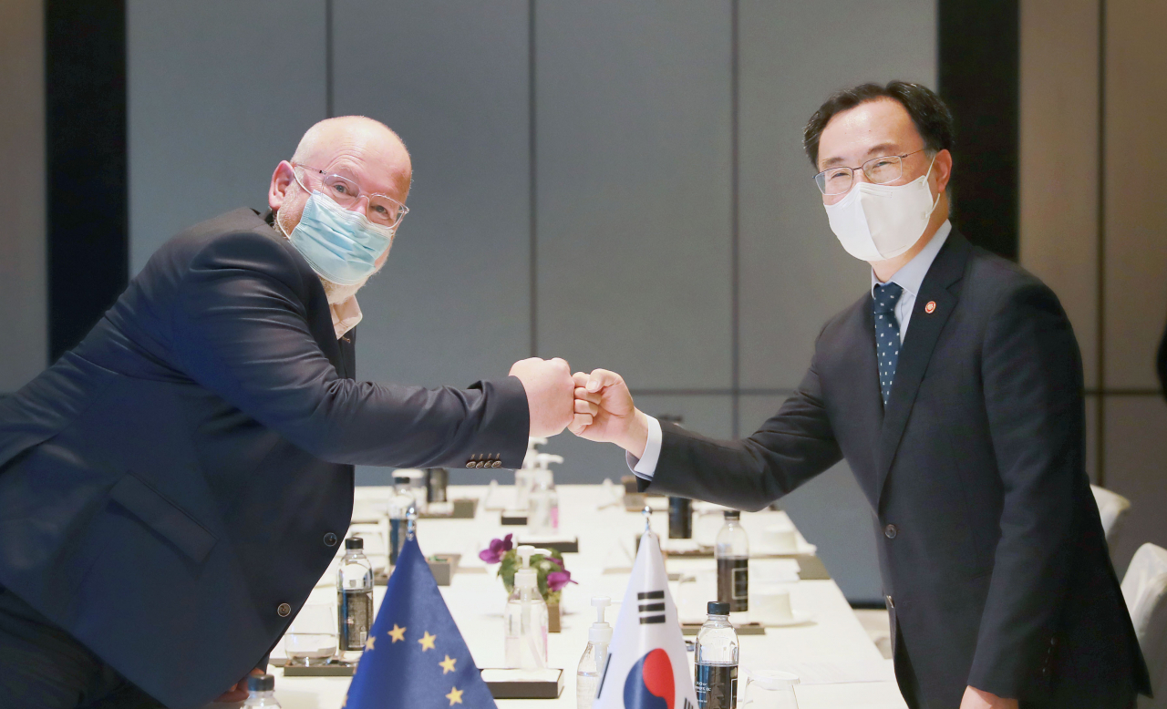 문승욱 산업통상자원부 장관이 6일 서울 포시즌스호텔에서 프란스 티머만스 EU 그린딜 담당 수석 부집행위원장과 주먹인사를 하고 있다. [산업통상자원부 제공]