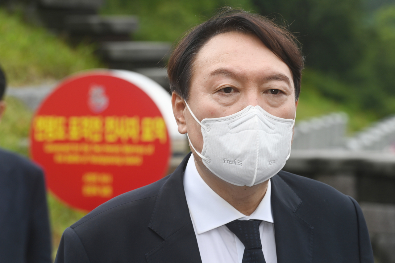윤석열 전 검찰총장이 6일 오전 대전 유성구 국립대전현충원 제2연평해전 전사자 묘역에서 취재진의 질문에 답변하고 있다. [연합]