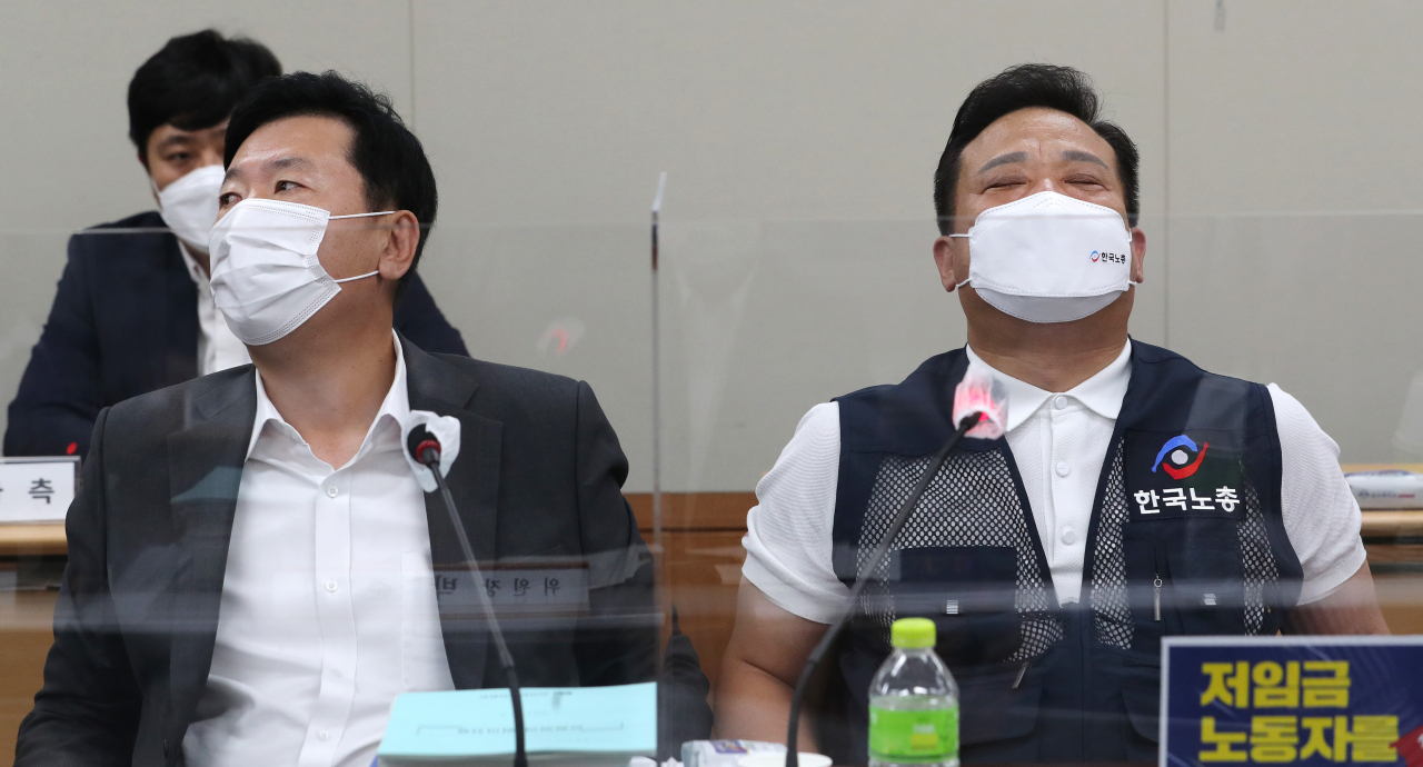 6일 오후 세종시 정부세종청사 최저임금위원회 회의실에서 열린 7차 전원회의에서 사용자위원인 한국경영자총협회 류기정(왼쪽) 전무와 근로자위원인 이동호 한국노총 사무총장이 고민하는 표정을 하고 있다. [연합]