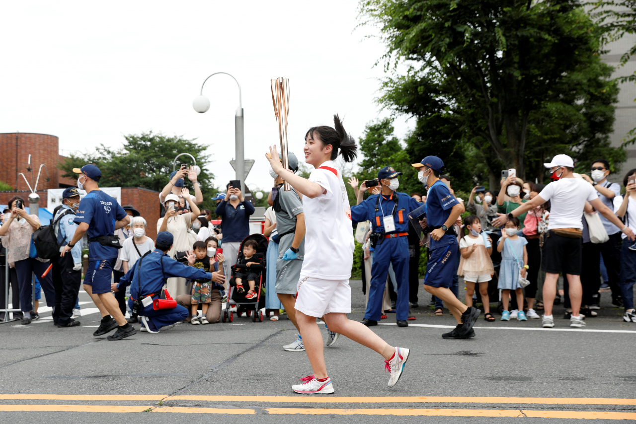 6일 일본 사이타마현(縣) 아사카시(市)에서 2020 도쿄올림픽 성화 봉송 행사가 개최되고 있다. [로이터]