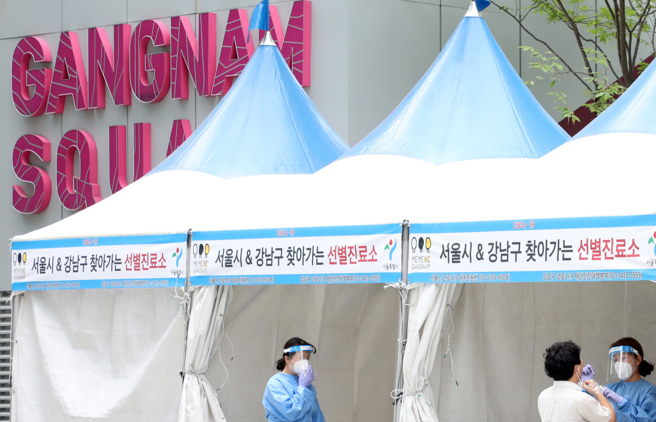 강남역 '찾아가는 선별진료소'에서 의료진이 검사를 하고 있다. [연합]