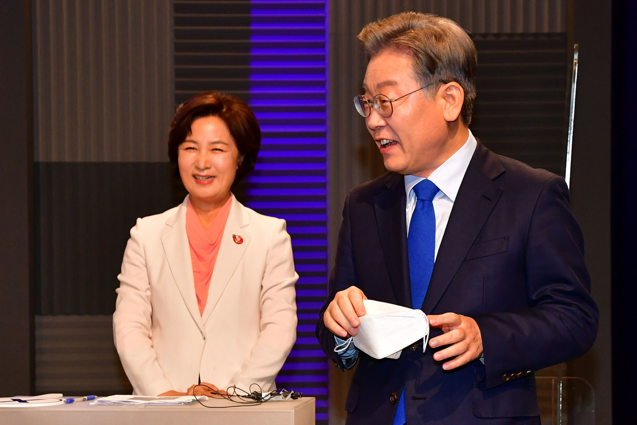 더불어민주당 대선 예비후보자인 이재명 경기지사(오른쪽)와 추미애 전 법무부 장관이 지난 6일 서울 마포구 MBC 방송센터에서 합동 토론회를 준비하고 있다. [연합]