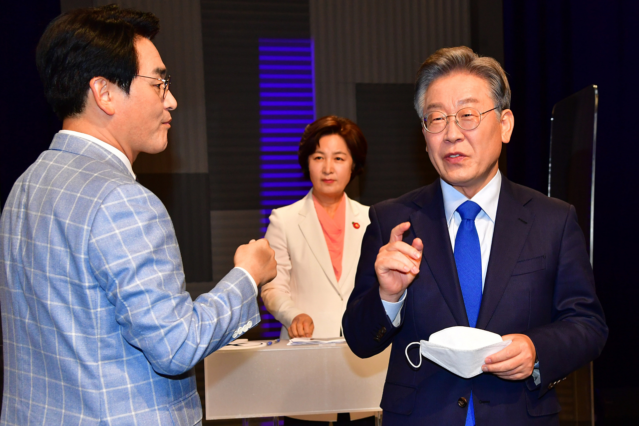 더불어민주당 대선 예비후보자인 이재명 경기지사(오른쪽 부터)와 추미애 전 법무부 장관, 박용진 의원이 지난 6일 서울 마포구 MBC 방송센터에서 합동 토론회를 준비하고 있다. [연합]