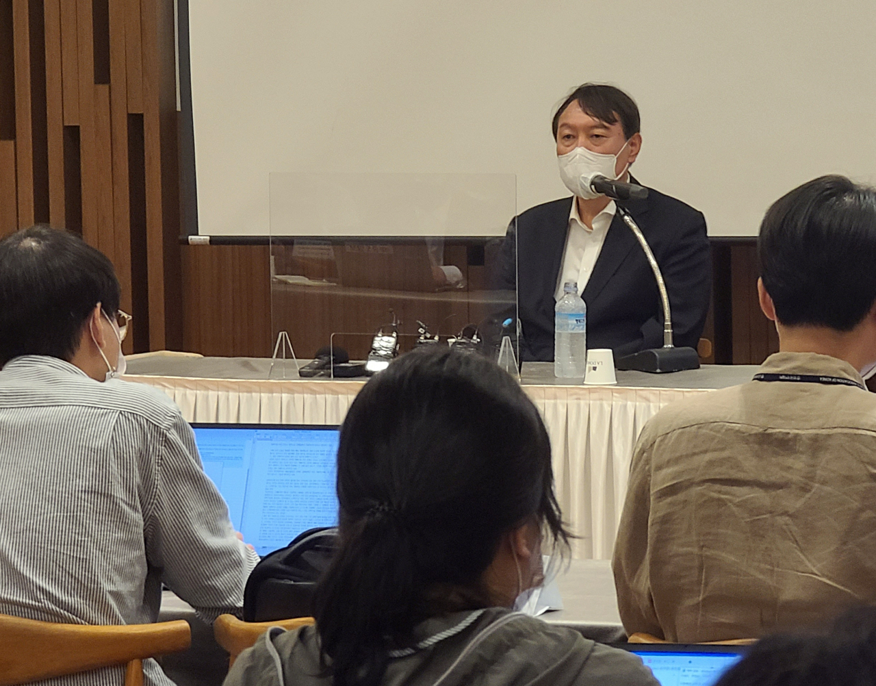 대선 출마를 선언한 윤석열 전 검찰총장이 지난 6일 대전 유성구 라도무스아트센터에서 충청·대전 지역 언론인들과 간담회를 하고 있다. [연합]
