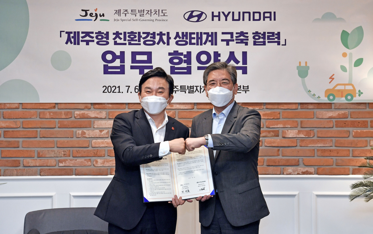 〈사진설명〉 원희룡 제주도지사(왼쪽)와 현대자동차 장재훈 사장이 ‘친환경 생태계 구축을 위한 상호 협력 MOU’를 체결한 후 악수를 하고 있다. [현대차 제공]
