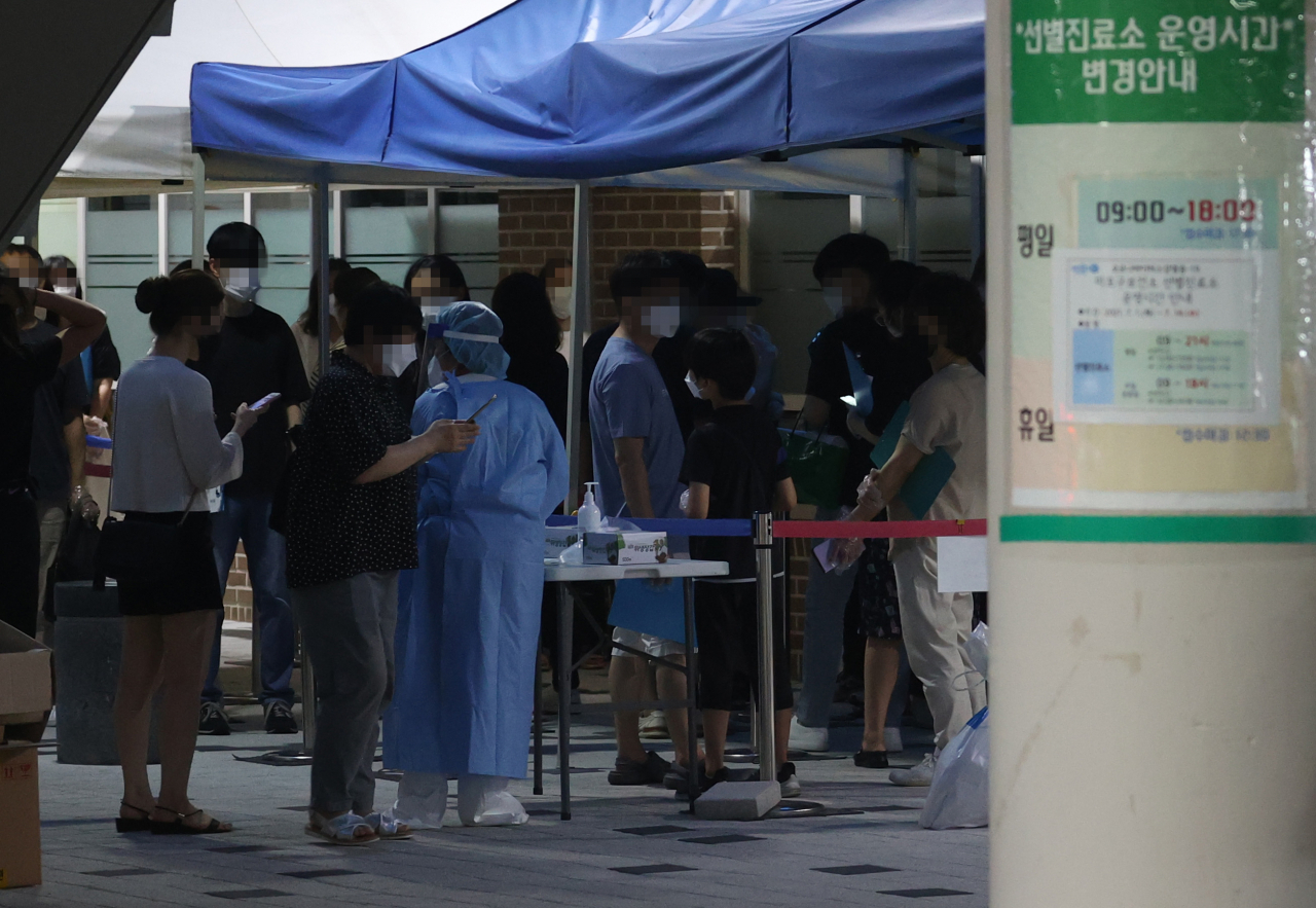 6일 오후 서울 마포구 보건소 코로나19 선별진료소에 시민들이 검사를 기다리고 있다. [연합]