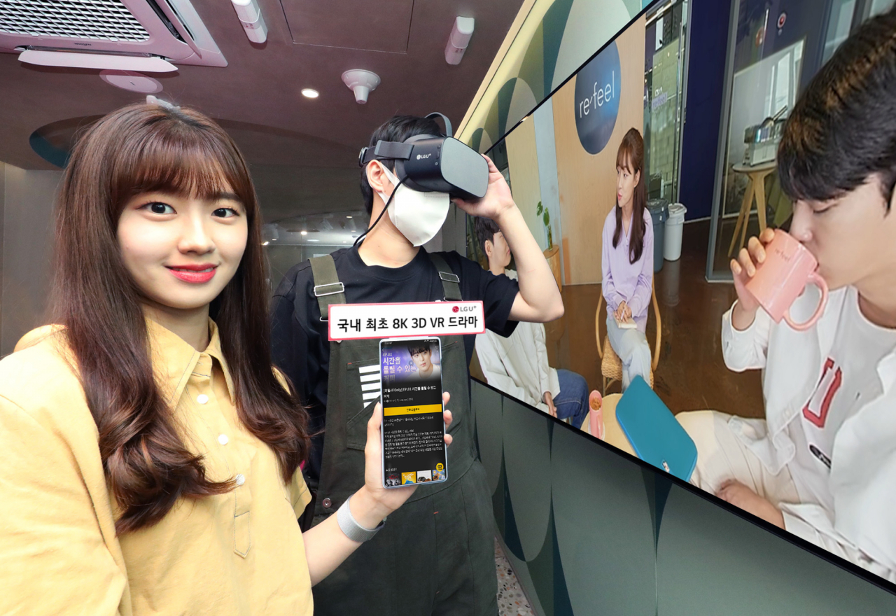 LG유플러스는 디지털 콘텐츠 제작사 ‘플레이리스트’와 손잡고 자사의 가상현실(VR) 서비스 플랫폼 ‘U+VR’ 앱에서 국내 최초 8K 3D VR 드라마를 선보인다고 밝혔다. LG유플러스 모델이 신규 콘텐츠를 소개하고 있다. [LG유플러스]