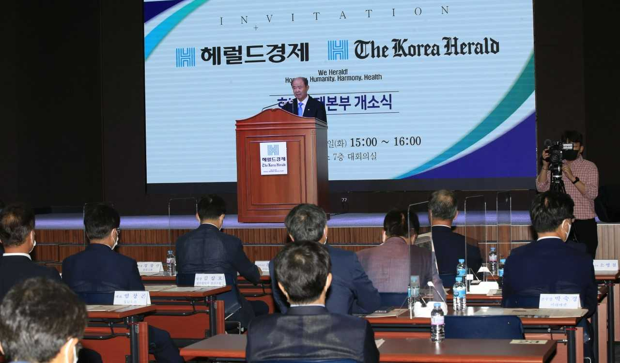 정창선 중흥그룹 회장이 호남취재본부개소식에서 환영사를 하고 있다.