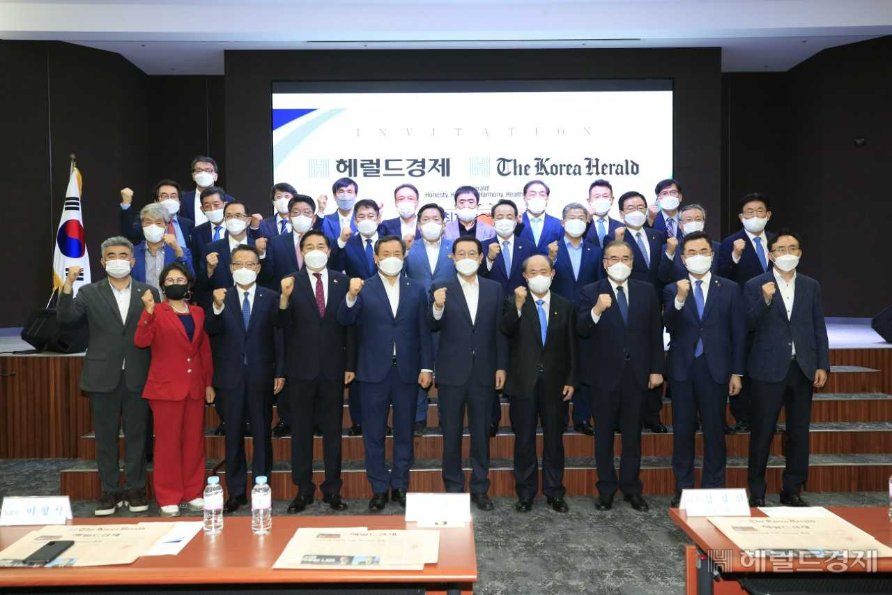 이날 개소식에는 정창선 중흥미디어그룹 회장을 비롯해 전창협 헤럴드 대표, 최진영 코리아헤럴드 대표, 이용섭 광주시장과 김영록 전남도지사 등이 참석했다.