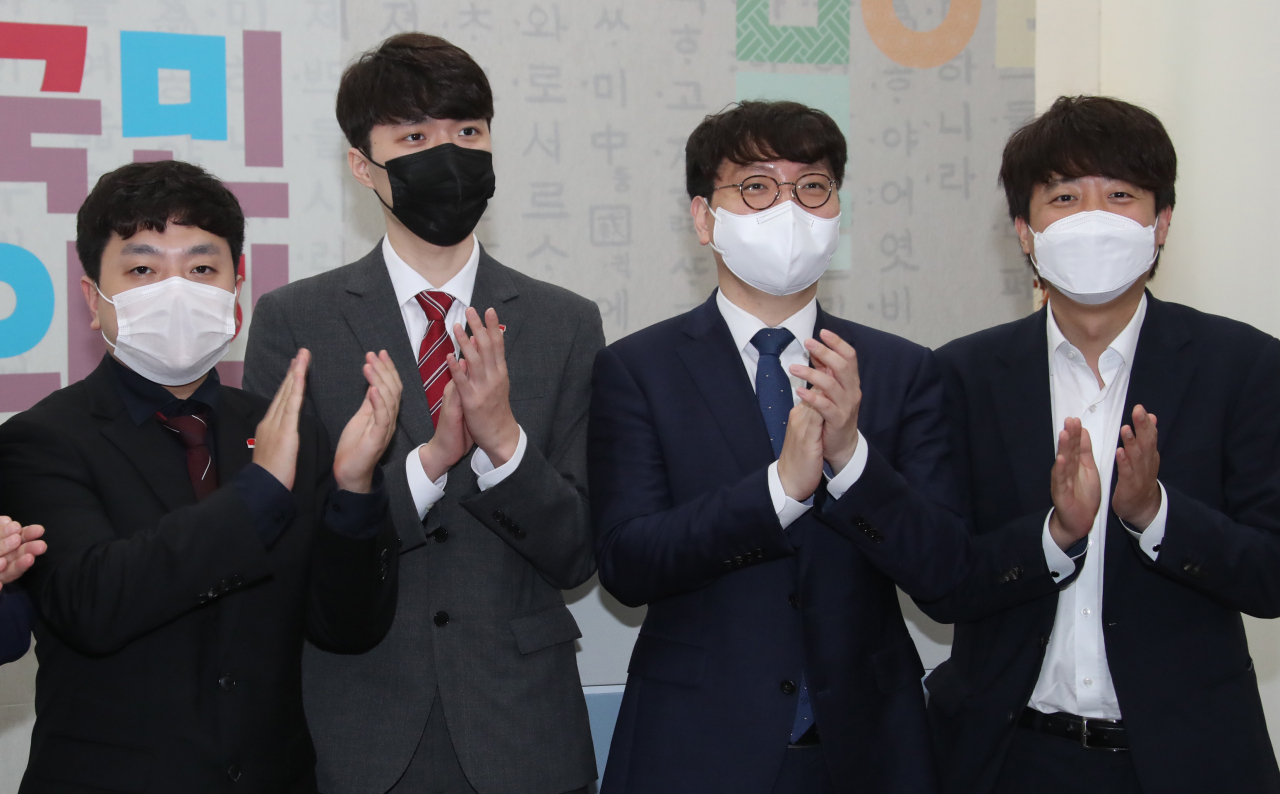 이준석 국민의힘 대표(오른쪽)와 신임 대변인단 내정자들이 6일 오전 국회 당대표실에서 열린 티타임에서 기념촬영을 하고 있다. 왼쪽부터 임승호, 양준우 대변인 내정자, 신인규 상근부대변인 내정자, 이 대표. [이상섭 기자/babtong@heraldcorp.com]