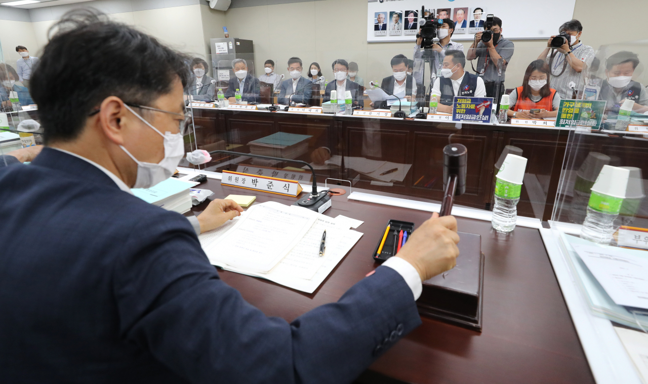 박준식 최저임금위원회 위원장이 지난 6일 세종시 정부세종청사 최저임금위원회 회의실에서 열린 7차 전원회의에서 의사봉을 두드리고 있다. [연합]