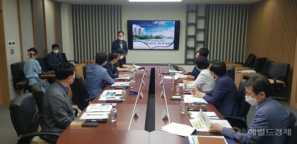 지난 6월 15일 국회대로 평면화 민원간담회가 열리고 있다. 오른쪽 줄 흰색 옷이 김수영 구청장. [양천구 제공]