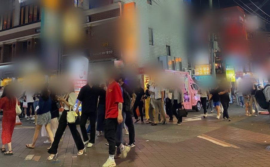 지난 6일 밤 서울 강남구 지하철 강남역 10번 출구 인근 먹자골목. 수도권 식당들의 영업 제한시간인 오후 10시가 넘자 사람들이 쏟아져 나오고 있다. 신주희 기자