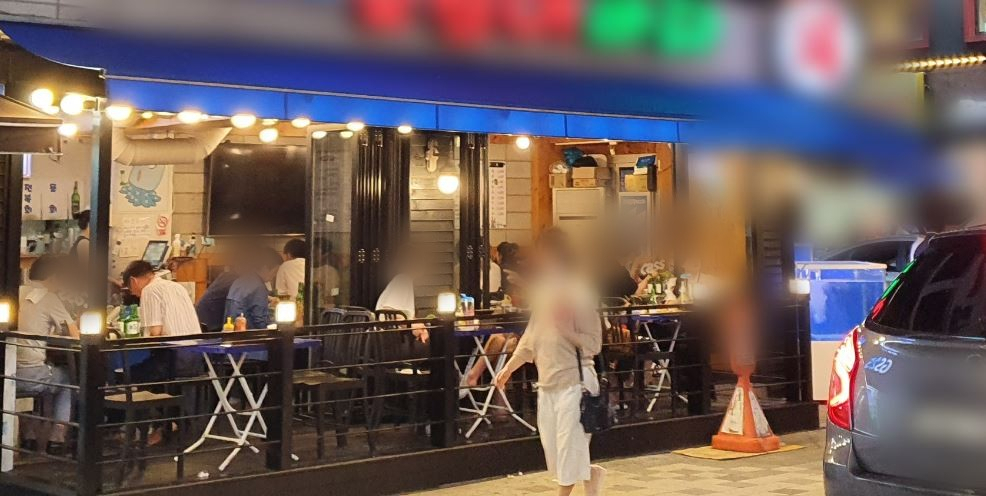 지난 6일 서울 송파구 방이동의 한 가게에서 오후 10시가 넘었지만 손님들이 자리를 지키며 술을 마시고 있다. 김지헌 기자