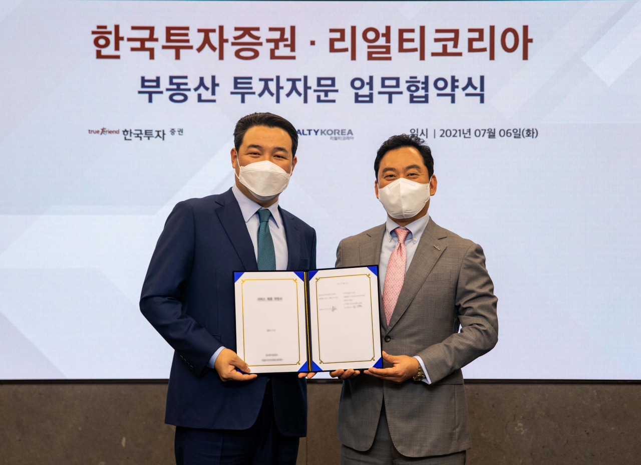 김성환 한국투자증권 개인고객그룹장(오른쪽)과 유진석 리얼티코리아 대표이사가 업무협약을 맺고 기념 촬영을 하고 있다.[한국투자증권 제공]