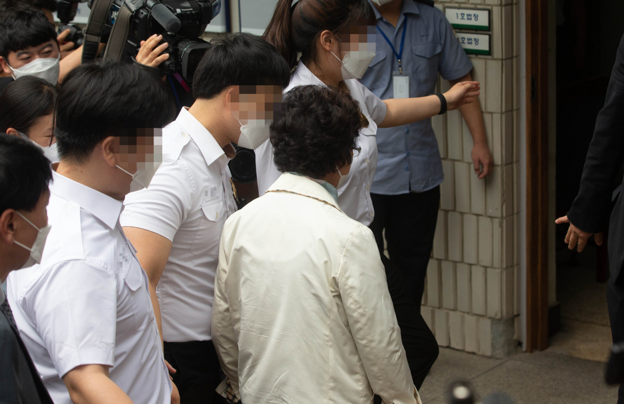 요양병원을 개설하고 요양급여를 편취한 혐의를 받는 윤석열 전 검찰총장의 장모 최모 씨가 2일 경기도 의정부시 가능동 의정부지방법원에서 열린 1심 선고공판에 출석하고 있다. [연합]