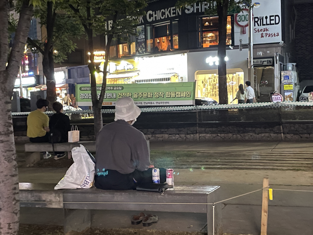6일 오후 서울 경의선숲길에서 한 시민이 음주를 하는 모습. 서울시는 이날 오후 10시부터 야외 음주를 금지하는 방안을 확정한 뒤, 본격 행정명령에 나섰다. 김유진 기자/kacew@heraldcorp.com
