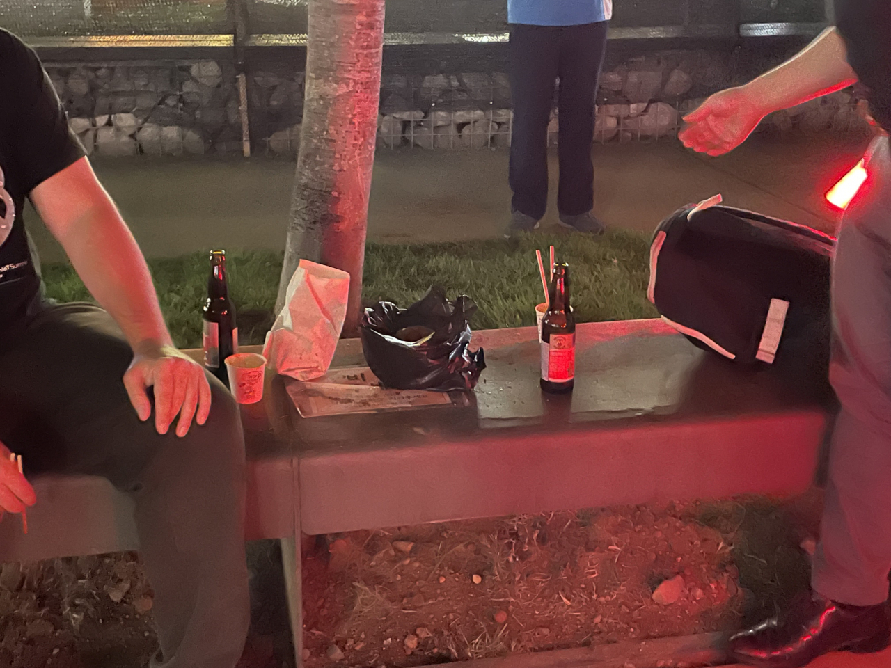 6일 오후 9시 40분 서울 경의선숲길에서 시민들이 음주에 나선 모습. 서울시는 이날 밤 10시부터 야외 음주 금지 행위에 대해 본격 계도에 나섰다. 시는 새로운 행정명령을 시민들에게 적극 알리고 계도한 뒤, 향후 과태료 부과 등 조치에 나설 방침이다.