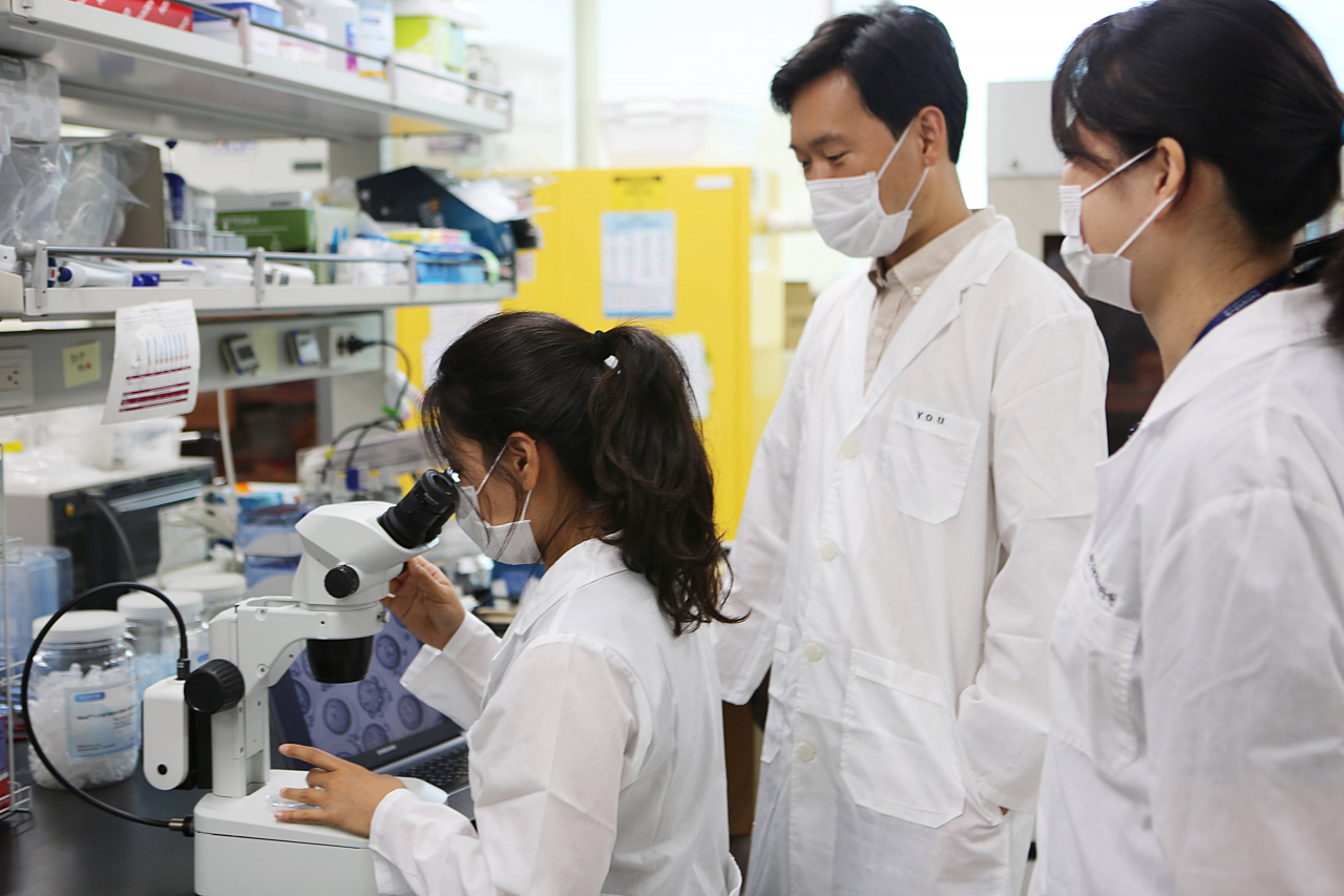 유수성 박사 연구팀이 사물탕의 난임 개선 효능 관련 연구를 수행하고 있다. [한국한의학연구원 제공]