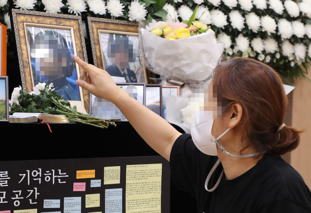 군검찰 수사심의위원회가 공군 이 모 중사 성추행 사망 사건과 관련해 2차 가해 의혹을 받고 있는 제15특수임무비행단 간부들에 대한 보완 수사를 권고했다. 경기도 성남 국군수도병원 장례식장에 마련된 이 중사의 추모소에서 이 중사의 어머니가 사진을 바라보고 있다. [연합]