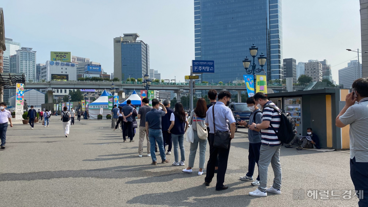 7일 오전 서울 중구 서울역광장에 마련된 신종 코로나 바이러스감염증(코로나19) 임시 선별검사소에 시민들이 진단검사를 받기 위해 줄을 서고 있다. 강승연 기자