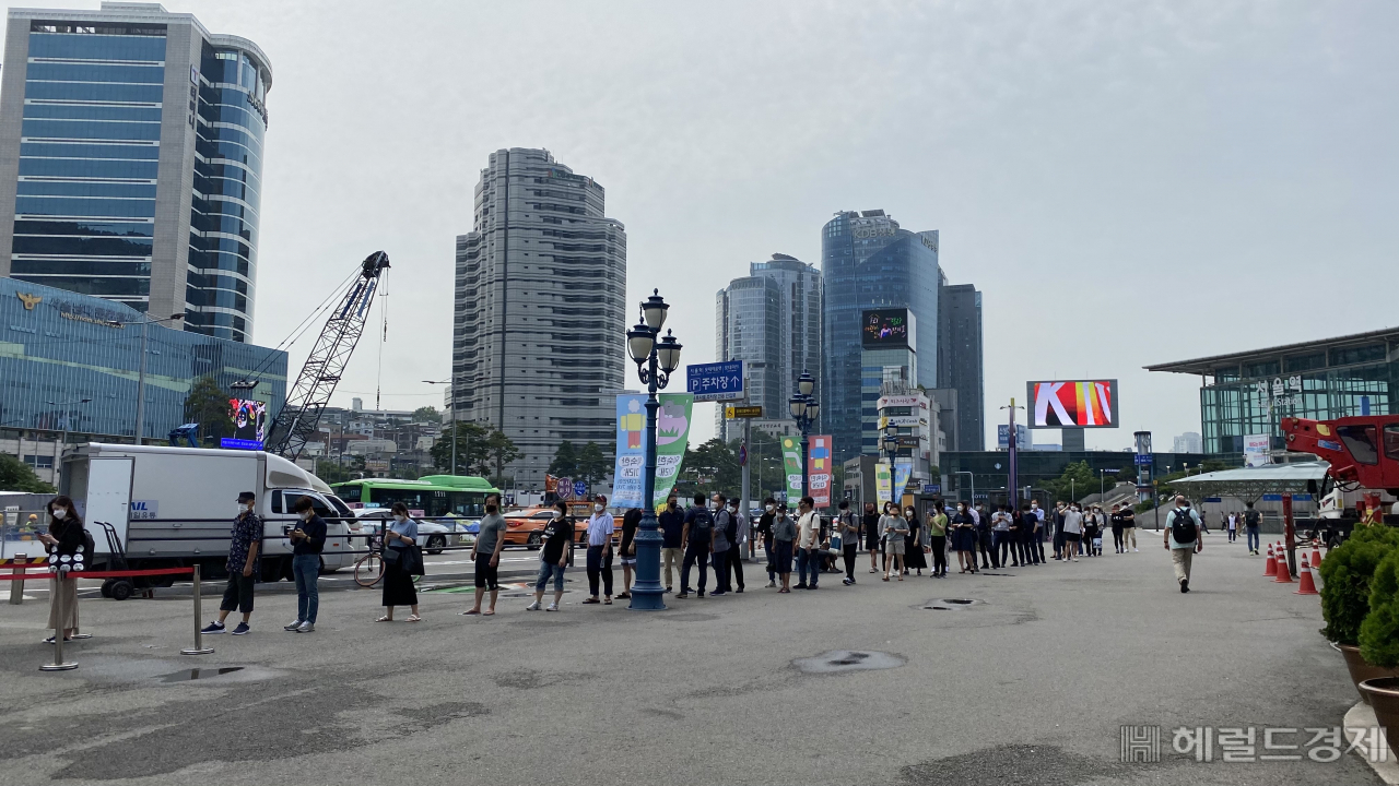 7일 오전 서울 중구 서울역광장에 마련된 신종 코로나바이러스 감염증(코로나19) 임시 선별검사소 앞에 시민들이 줄지어 서 있다. 강승연 기자