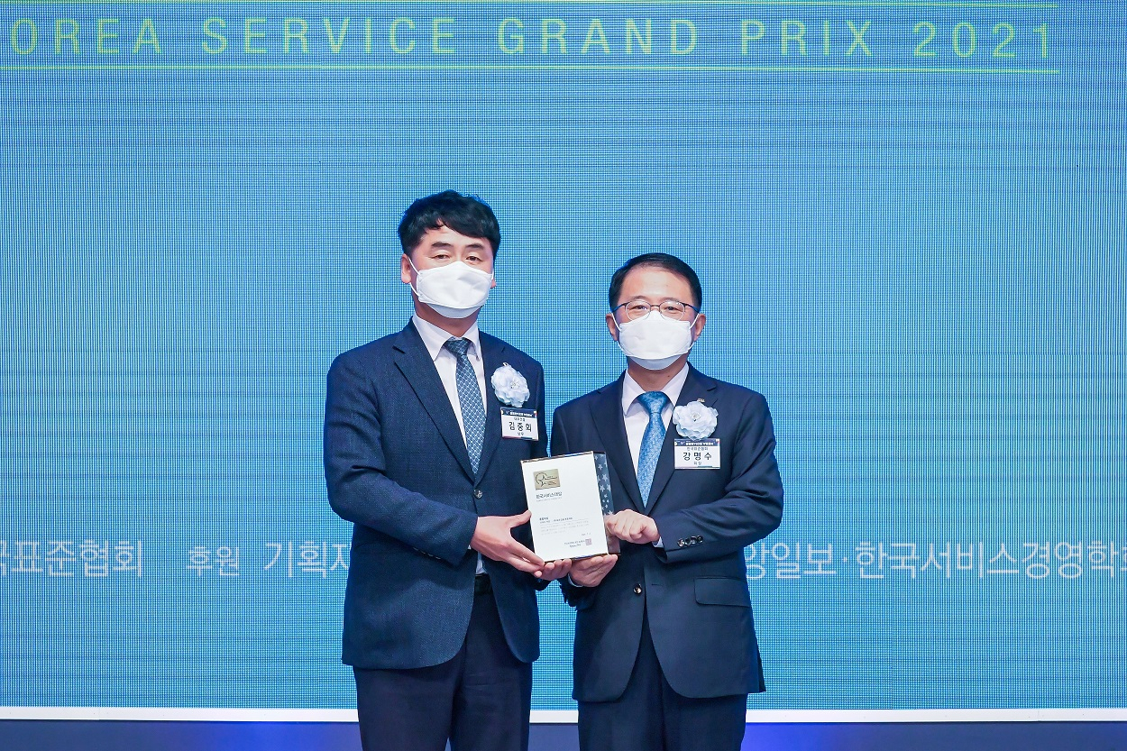 김중회 대우건설 주택건축사업본부 상무(왼쪽)이 ‘2021 한국서비스대상 시상식’에서 아파트 부문 종합대상을 수상한 후 기념촬영을 하고 있다. [대우건설 제공]