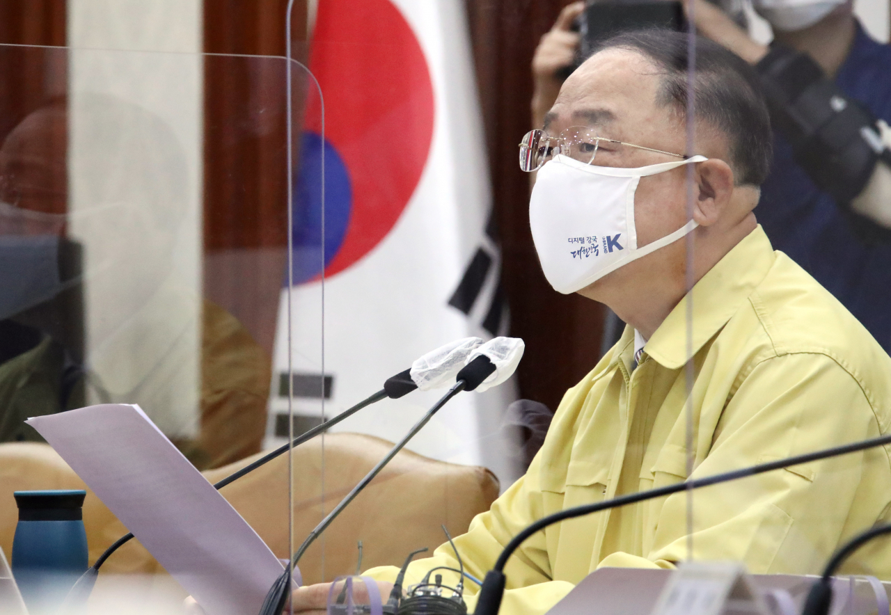 홍남기 부총리 겸 기획재정부 장관이 7일 정부서울청사에서 제40차 비상경제 중앙대책본부 회의 겸 제12차 한국판뉴딜 관계장관회의를 열고 “우리 사회는 인구 자연감소, 초고령사회 임박, 지역 소멸현상 등 소위 3대 인구지진 징후를 그 어떤 나라보다도 생생하게 경험 중”이라며 이같이 밝혔다. [연합]