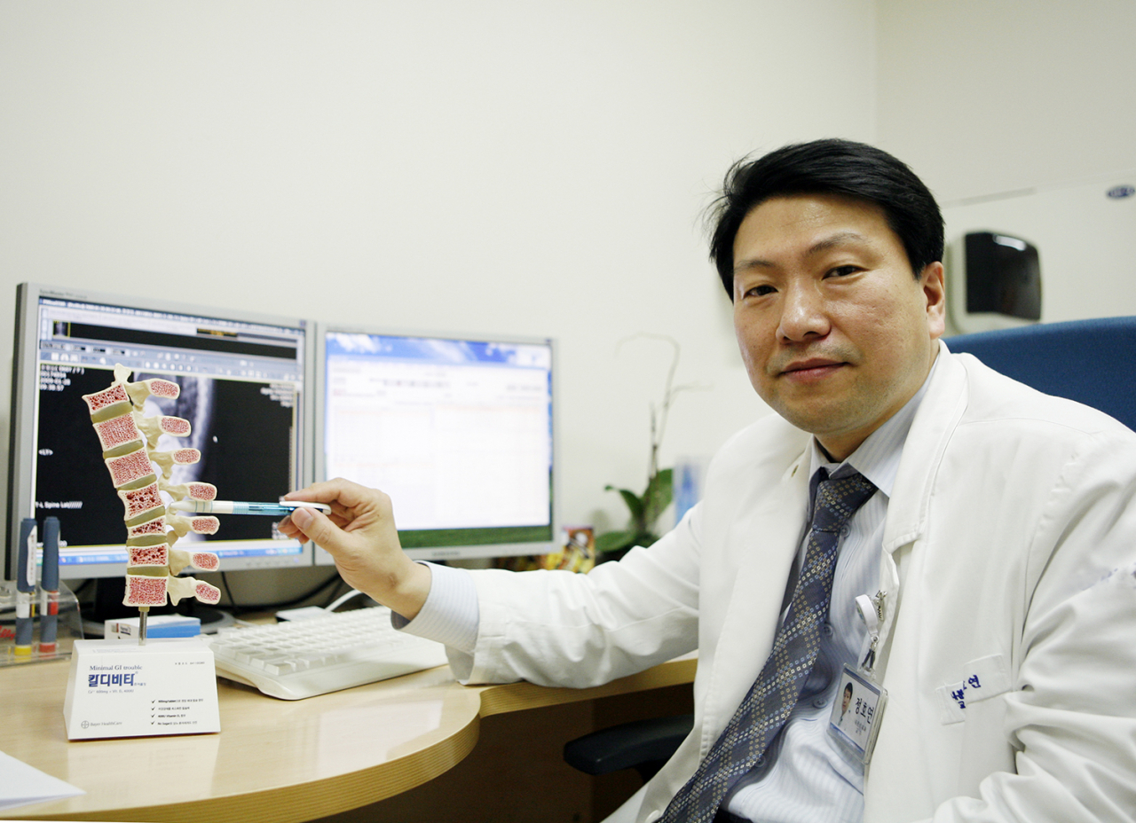 골다공증은 사전 검사를 통해 충분히 예방과 치료가 가능한 질환입니다. 전혀 증상이 없어도 50세 이상 폐경 여성과 같이 골다공증 위험군에 속한다면, 정기적으로 골다공증 검사를 받는 것이 좋습니다.