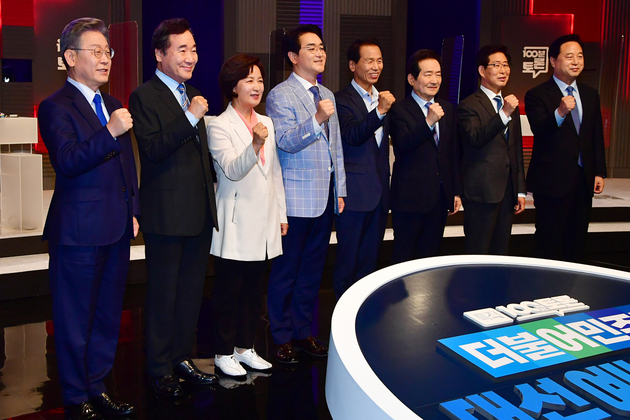 더불어민주당 대선 예비후보자인 이재명 경기지사(왼쪽부터), 이낙연 전 대표, 추미애 전 법무부 장관, 박용진 의원, 최문순 강원지사, 정세균 전 총리, 양승조 충남지사, 김두관 의원이 6일 서울 마포구 MBC 방송센터에서 열린 합동 토론회에서 기념촬영을 하고 있다. [연합]