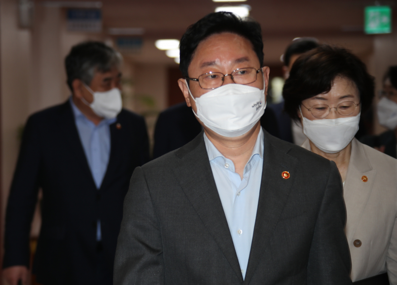 박범계 법무부 장관이 지난 6일 정부서울청사에서 열린 국무회의에 참석하고 있다. [연합]