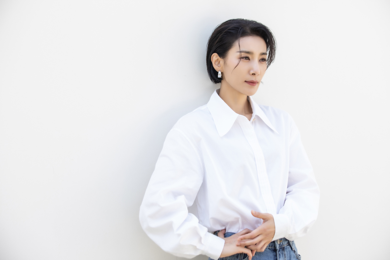 김서형은 '마인에서 혼돈 속에서 효원가의 질서를 바로잡는 중심축 역할인 ‘정서현’의 감정선을 절제된 동작과 시선으로 섬세하면서도 묵직하게 표현해 그 존재감을 확장시켰다.