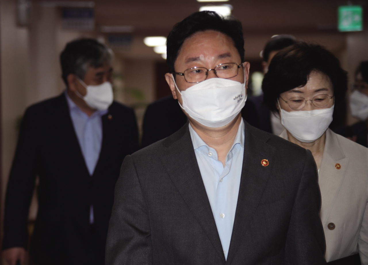 박범계 법무부 장관이 지난 6일 정부서울청사에서 열린 국무회의에 참석하고 있다. [연합]