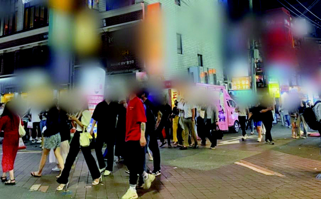 지난 6일 밤 서울 강남구 지하철 강남역 10번 출구 인근 먹자골목. 수도권 식당들의 영업제한시간인 오후 10시가 넘자 사람들이 쏟아져 나오고 있다. 신주희 기자