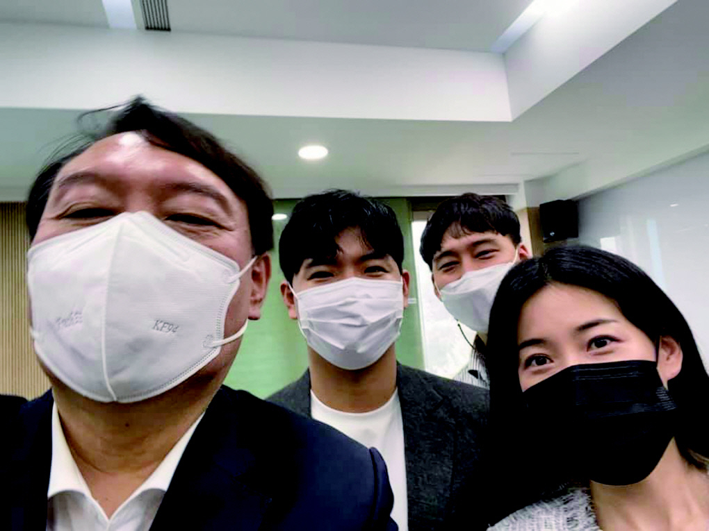 윤석열 전 검찰총장이 지난 6일 대전 카이스트에서 원자핵공학과 전공 석·박사 과정 재학생과 졸업생 등 3명과 함께 ‘셀카’를 찍고 있다. [윤석열 전 검찰총장 페이스북]