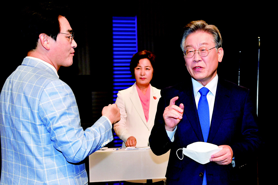 이재명 경기지사(오른쪽)와 추미애 전 법무부 장관, 박용진 의원이 6일 서울 마포구 MBC 방송센터에서 합동 토론회를 준비하고 있다. [연합]