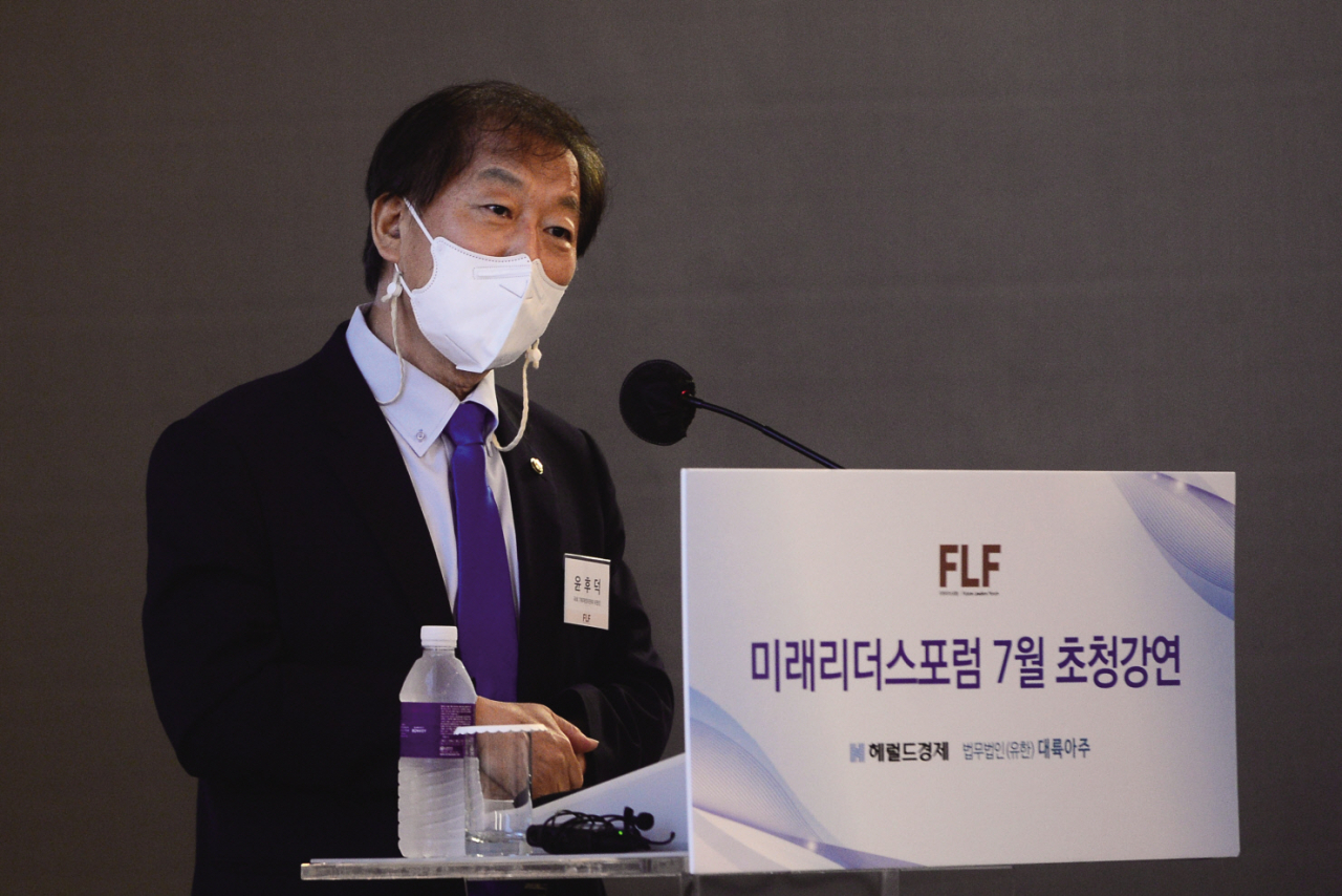 7일 오전 서울 소공로 더 플라자 호텔 다이아몬드홀에서 열린 ‘제7회 미래리더스포럼 ’에서 윤후덕 국회 기획재정위원회 위원장이 강연하고 있다. 이상섭 기자