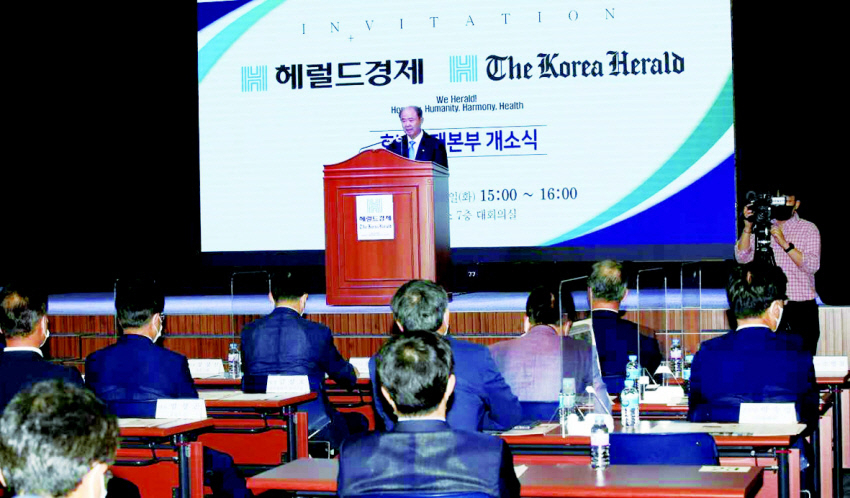 정창선 중흥그룹 회장이 호남취재본부개소식에서 환영사를 하고 있다.