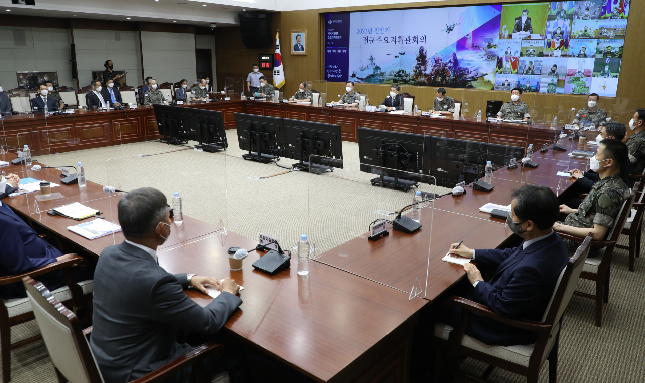 서욱 국방부 장관은 7일 주재한 전군 주요 지휘관회의에서 국방부 직할부대 장성의 성추행 혐의 구속과 관련해 “ 대단히 부끄럽고 유감스러운 일”이라며 “이번 사건을 일벌백계할 것”이라고 밝혔다.