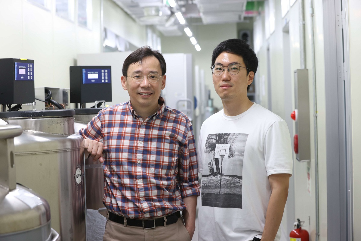 코로나19 회복자의 기억 T세포 면역반응 추적관찰 결과 모식도.[KAIST 제공] 신의철(왼쪽) 교수와 정재형 석박사통합과정생.[KAIST 제공]