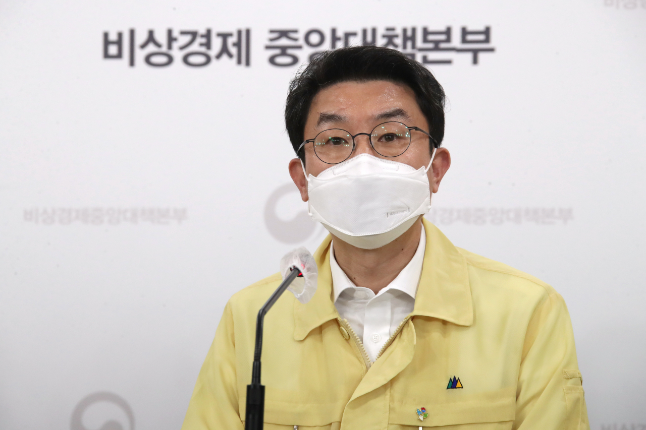 이억원 기획재정부 1차관이 7일 정부서울청사에서 제40차 비상경제 중앙대책본부회의 겸 제12차 한국판 뉴딜 관계장관회의 결과 브리핑을 하고 있다. [연합]