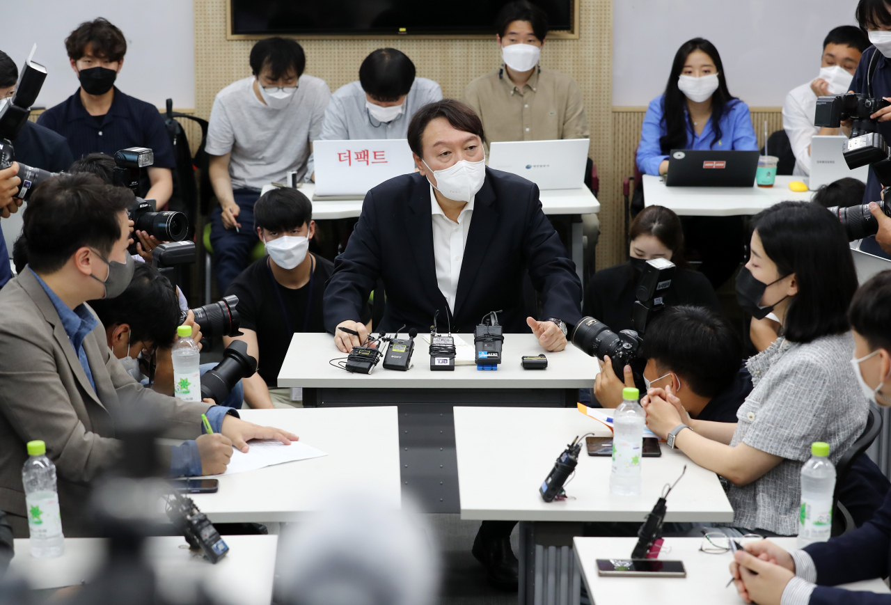 윤석열 전 검찰총장이 6일 오후 대전시 유성구 어은동 카이스트에서 학생들을 만나 탈원전 정책에 관한 의견을 나누고 있다. 연합뉴스