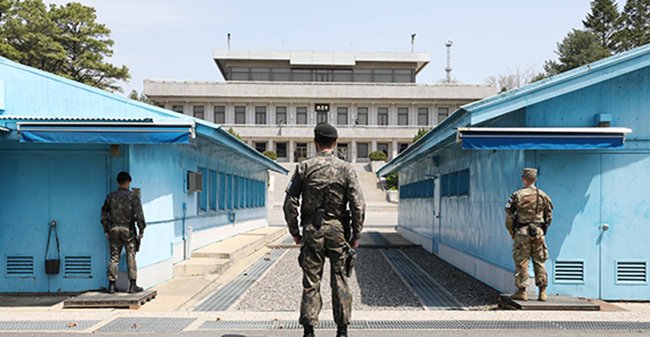 In this file photo taken April 19, 2018, South Korean and U.S. soldiers stand guard at the inter-Korean truce village of Panmunjom, north of Seoul, ahead of the historic inter-Korean summit talks at the village on April 27. (Yonhap)