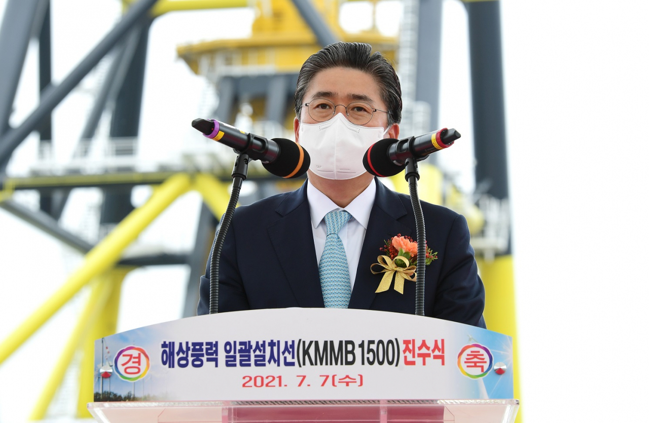 정승일 한국전력사장이 7일 전북 군산항에서 진행된 해상풍력 일괄설치선(MMB) 진수식에서 인사말을 하고 있다. [한국전력 제공]