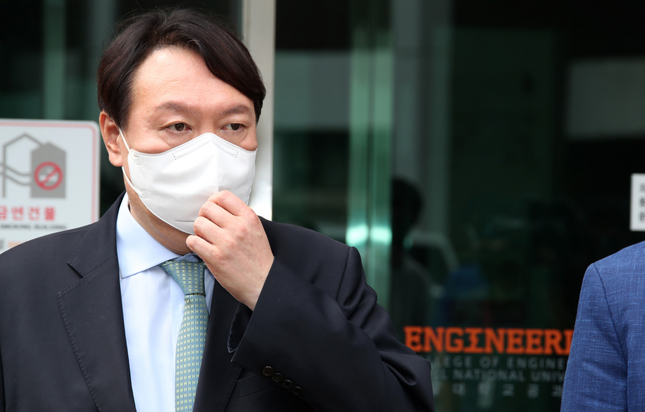 윤석열 전 검찰총장이 지난 5일 서울대 공학관 앞에서 문재인 정부의 탈원전 정책에 대한 비판을 주도해 온 주한규 서울대 원자핵공학과 교수와 면담한 뒤 취재진과 인터뷰하고 있다. [이상섭 기자/babtong@heraldcorp.com]